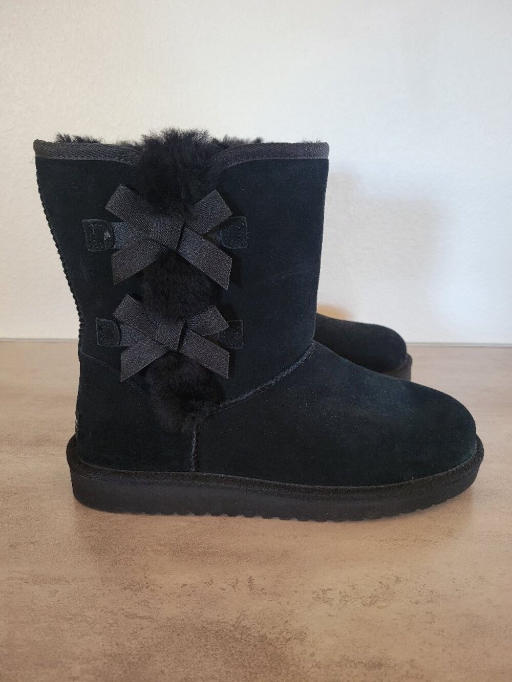 Kookaburra by Ugg Victoria Short Boots Sz 10 Womens Black Suede Bow Winter Chic